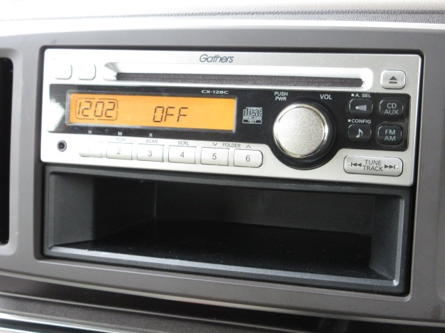 N-ONEに付いているオーディオはギャザズCDチューナー（CX-128C)が装着されております。ＣＤプレーヤー・AM/FMチューナー付です。お好みの音楽を聞きながらのドライブは楽しさ倍増ですね！
