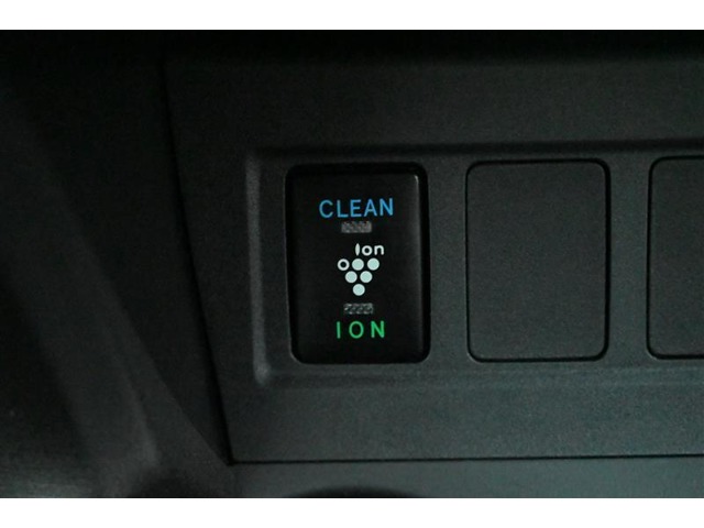 ■プラズマクラスタースイッチ 装備　　車内のカビ菌を抑制する「クリーンモード」とマイナスイオンの比率を高める「イオンモード」の２つのモードを自動的に制御し、車内の空気を清潔に保ちます。