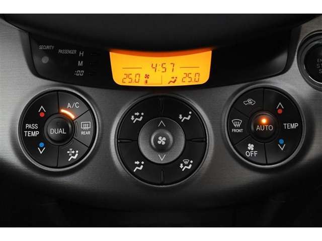 ■左右独立温度コントロールフルオートエアコン装備。　運転席／助手席それぞれ温度設定が可能。