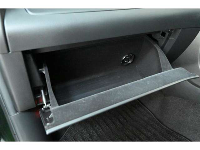 ■グローブボックス 装備。　グローブボックスは車検証や取扱説明書を保管するのに便利です。