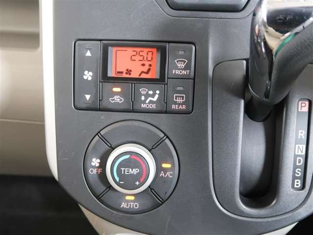 オートエアコンを装備しておりますので、四季を通じて車内を快適な温度に保つことが出来ます！高級感が有りますね！