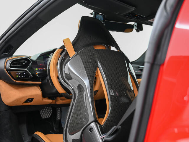 強靭なカーボン繊維が使用され、サーキット走行時にかかる強大なGでもシート自体が動くことなく、ドライビングに集中出来るようになっております。