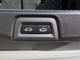 トランクの下部用スイッチ。エアサスペンションの車高を下げるスイッチもついています。重い荷物などの積み下ろしも楽にできます。