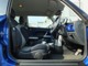 運転席の広さも十分です！インパネ類もボディー同色のブルーで車内の雰囲気も明るくなっております！
