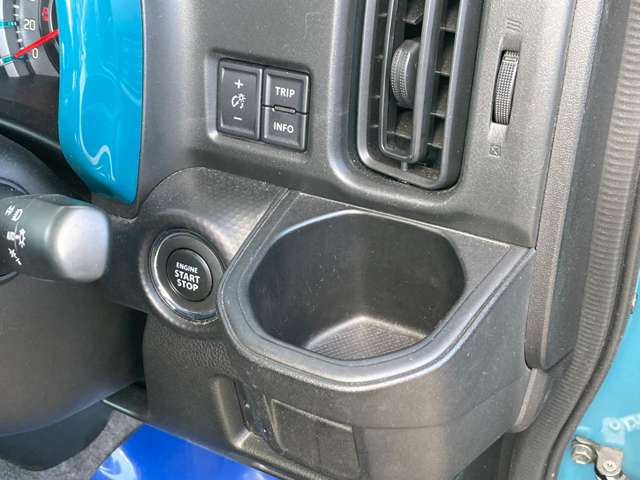 運転席ドリンクホルダーはエアコンの吹き出し口にあり、夏場ジュースが温くなるのを防げます。