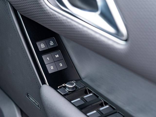 前席パワーシートはドライバーシートメモリーを搭載しており、３名までのポジションを記憶できます！運手席・助手席ともに、三段階で強弱の調節が可能なシートヒーター機能も装備で、冬場も快適にドライブできます♪