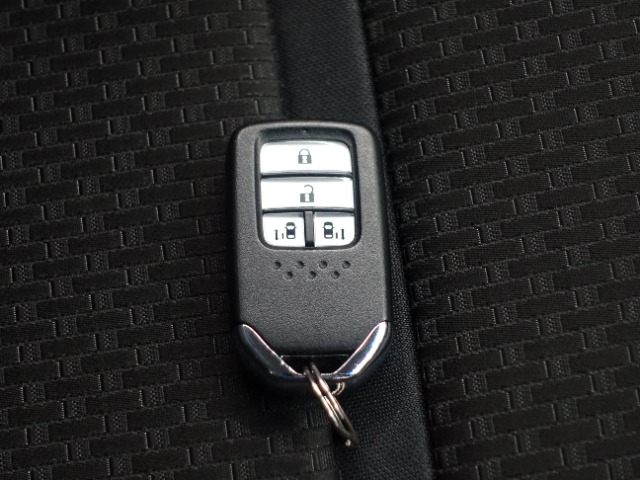 スマートキーは、かばんやポケットに携帯するだけで、ドアの開け閉め・エンジンの始動が可能です。荷物が多くて手がふさがっている時などとても便利です。