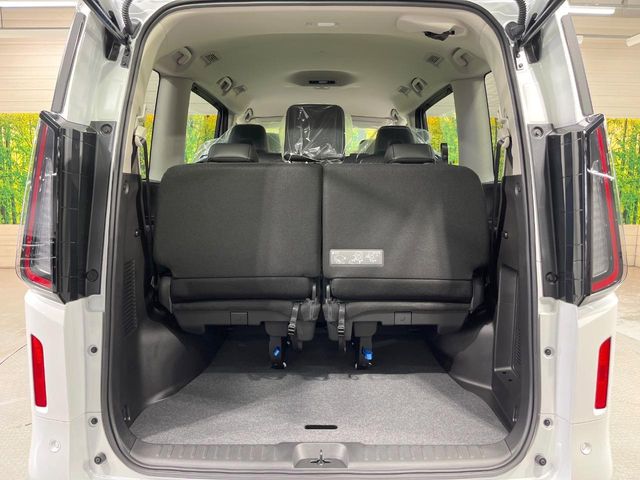 普段のお買い物や通勤、送迎等に十分な荷室スペースを確保しております。セカンドシートを倒すと、大きな荷物の積載も可能です♪