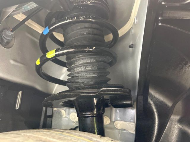お車を安心してお乗りいただく為には、足回りの定期点検が欠かせません。サービスサポート（有償保証）では無料点検もご提供しており、安心のカーライフをお過ごしいただけるサポート体制が整っています。
