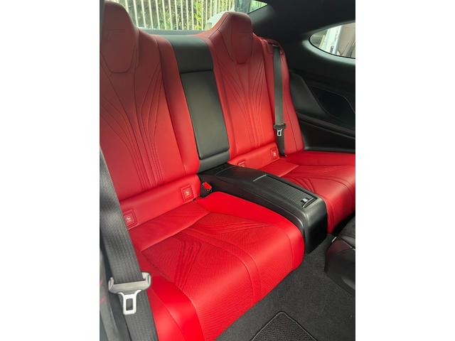 セカンドシートのお写真です。使用感が全くなく、新車同等の状態で保持されております。赤内装が室内のラグジュアリースポーツ感を演出する１台となります。