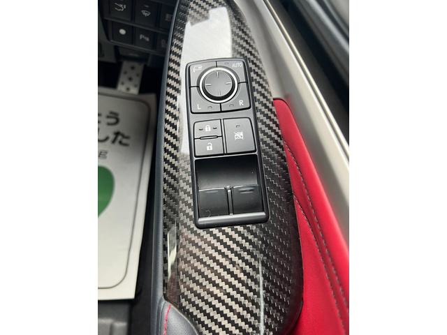 運転席スイッチのお写真となります。使用頻度が高い部分ですがボタン等の剥げもなく状態の良さがうかがえます。ＡＵＴＯボタン点灯時にはリモコンキーロックアンロックに連動してドアミラーの格納も行われます！