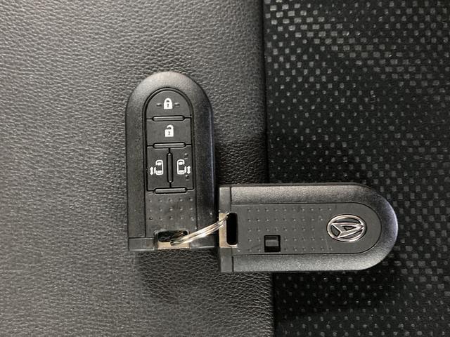 電子カードキーを携帯していれば、ドアハンドルやバックドアのリクエストスィッチを押すだけでドアの施錠、開錠が行えます。電子カードキーがないとエンジンが始動しない、盗難防止に役立つイモビライザー機能付