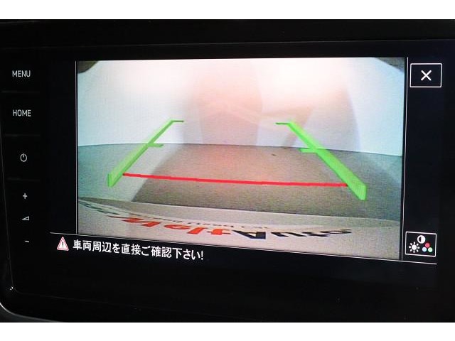 バック時に車両後方の映像を映し出します。画面にはガイドラインが表示され、目標までの距離と安全が確認できます。