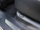 後部座席のリクライニング操作部　角度は深くないものの10度ほど角度を付けることができるため長距離移動の際はありがたいオプションです。