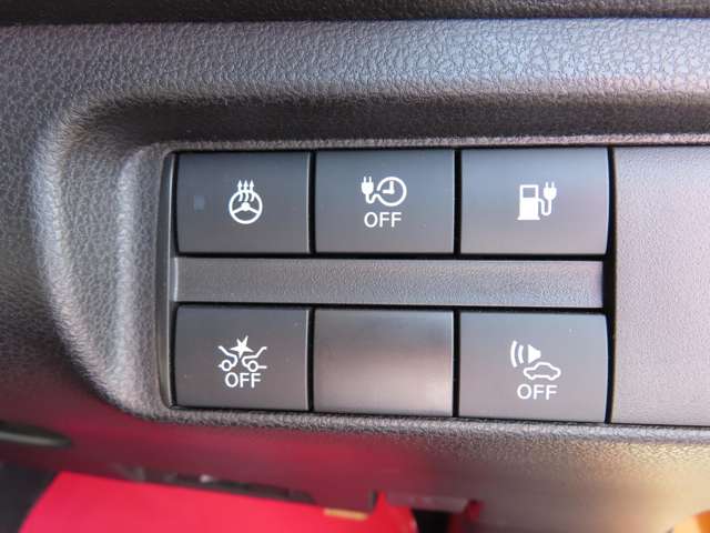 ヒータハンドルスイッチ、自動（被害軽減）ブレーキ、安全装置に関する操作ボタンが付いています。