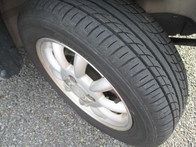 ホイールは、柄違いです。タイヤの溝は６～７部山程度です。