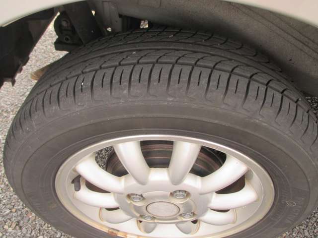 ホイールは、柄違いです。タイヤの溝は６～７部山程度です。