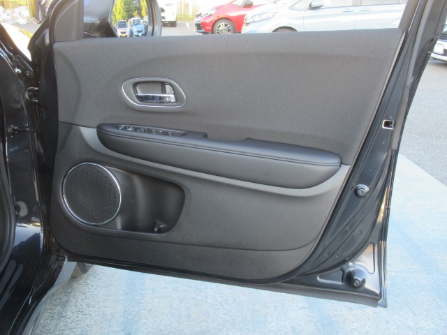 運転席・助手席ドアは開口範囲が広く、とても乗りやすいですよ！収納スペースもあり、定番のドリンクホルダーもあります！
