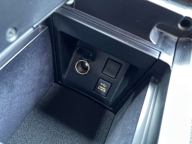 コンソールボックス内には充電用ＵＳＢ端子（ｔｙｐｅＡ）と、アクセサリーソケット（ＤＣ１２Ｖ／１２０Ｗ）が搭載されております。USB端子が多数あるので複数人で乗車しても安心ですね。