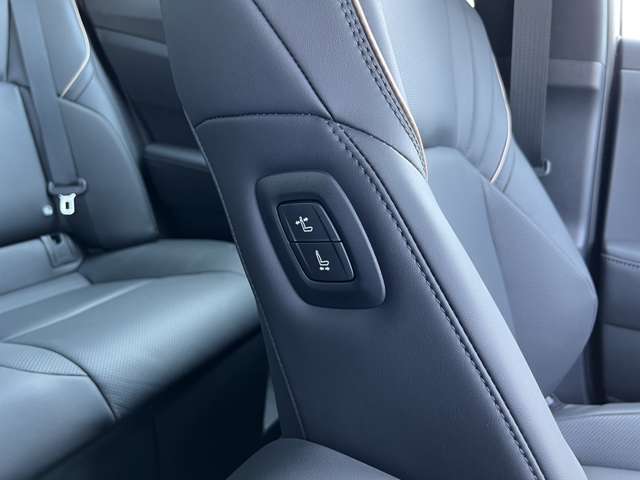 助手席肩口にはパワーシートスイッチ（シートスライド＆リクライニング）を設置しております。運転席乗車時に簡単に助手席シート操作が可能となります。