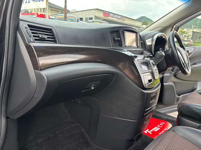 2011 Nissan Elgrand – thumbnail 35