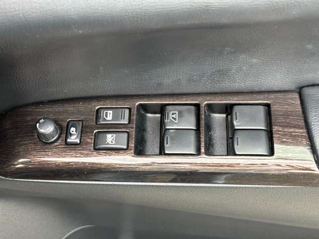 2011 Nissan Elgrand – thumbnail 38