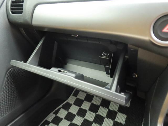 グローブボックスの中には、車検証入れなどの保管に利用できます。