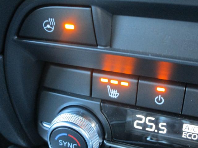 三段階に調整が出来るシートヒーターを装備。寒い時に直ぐにシートを暖めてくれます。ステアリングヒーターも装備。