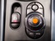 【iDriveコントローラー】手元でナビゲーション操作を可能にすることにより、ドライビングの姿勢を崩したり、目線を大きくそらすことなく安全な運転が可能です。