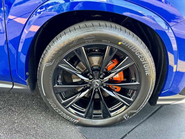 オプションのオレンジキャリパーにバネ下重量を少しでも軽くしハンドリング向上の為タイヤをランフラットタイヤから変更しております。