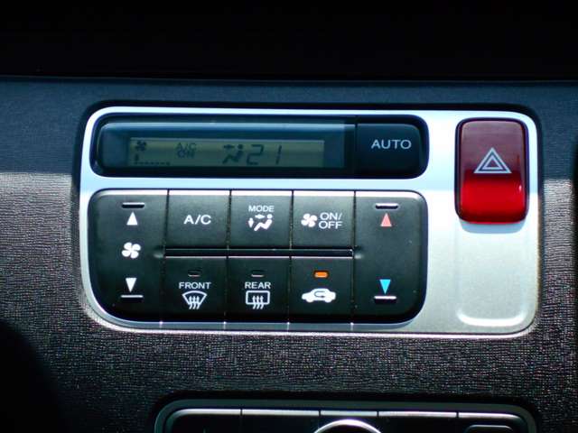 オートエアコンは温度設定が数字で確認できるので快適な空調で車内環境もばっちりですね！
