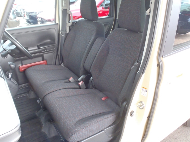 フロントシートは左右がつながったベンチ形状です。中央にはアームレストも装備されており、快適にお使いいただけます！