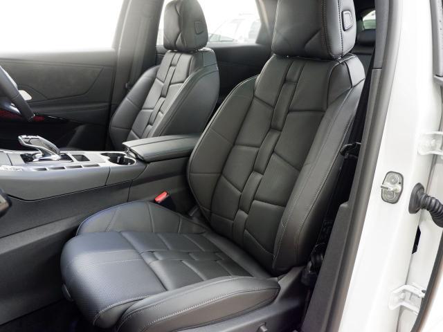 運転席、助手席には電動パワーシート機能を装備。運転席のみ２ポジションメモリー機能を装備。