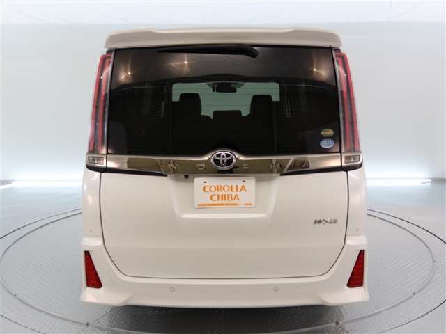 バックカメラが付いているので後方確認が非常にしやすいです。今や運転初心者も熟練者も必須装備！ついていて損はないですね♪