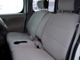 【ベンチシート】シートの幅が広くなりすっきりして見え、手元に荷物置き場のスペースを確保できます。運転席と助手席の移動も楽でスムーズに行えます。