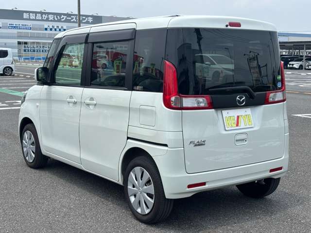 雨が降ってもゆったりと車選びができる全天候型立体展示場！エスカレーター完備！