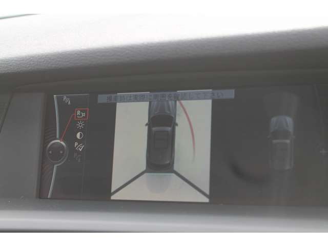 バック、トップビューに切り替わるカメラとパークセンサーで安全な駐車をアシスト。