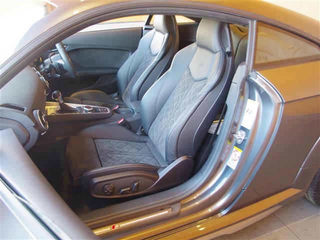 BMWが承認するリアクティブポリマーコーティングは輸入車の塗装をしっかりと保護します。皮膜の厚さと水に濡れたような艶が自慢です。航空機のボディーコート材としても使われており、信頼性もあります。