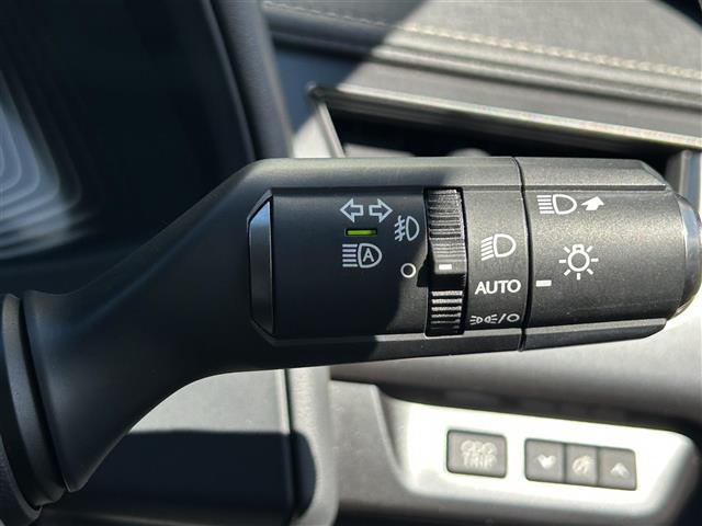 【オートライト（ＡＵＴＯ）】外の明るさをシステムが感知して、自動でヘッドライトが点灯します。ヘッドライトをつけ忘れを防ぐ便利機能です。
