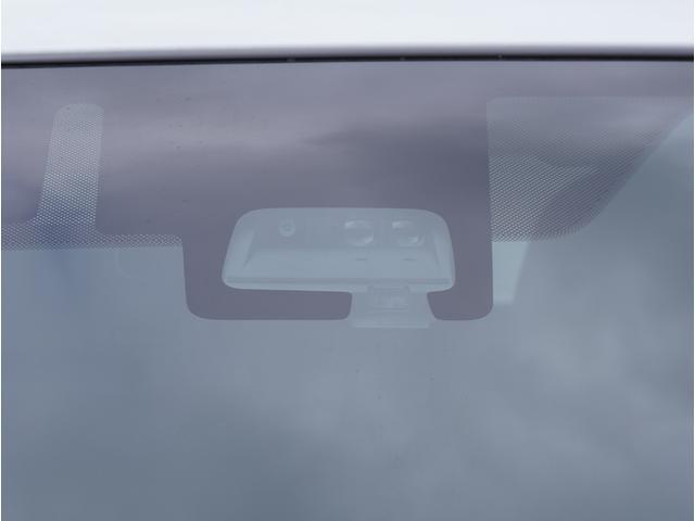 【デュアルセンサーブレーキサポート】フロントガラスに設置された単眼カメラ＆赤外線センサーで前方の車両や歩行者を検知し、衝突事故時の被害を軽減します。
