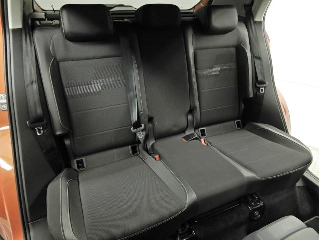 乗り込みやすく程よい広さのあるリアシート☆硬めに感じられるシートは、ロングドライブでも疲れが少なく、身体もしっかりと支えます。