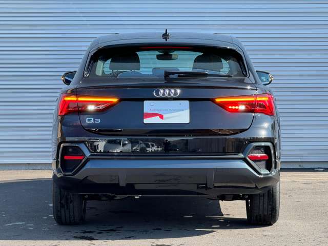 インテリア全体の外観、触感、そして匂いにまで目を光らせている専門チームが存在することもAudiの特長です。時を越えて美しく、魅力的であることを目指して、Audiは極力シンプルなデザインを追求しています。