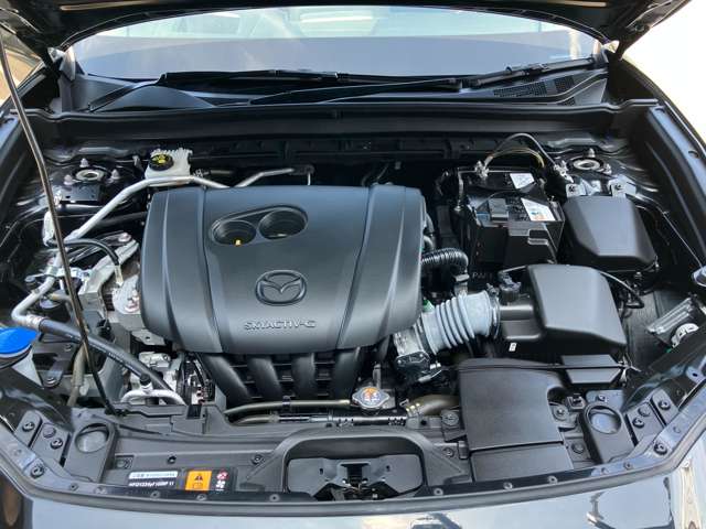 メンテナンスの行き届いた綺麗なエンジンです。お車への愛情が伺えますね。　走行距離もまだまだ少ないので、これから先も長くお乗り頂けますよ☆