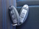 インテリジェントキー付です。キーを持ってドアのボタンを押すだけでドアの施錠・開錠が出来ます。そのままキーが車内にあればエンジンをかけることも出来ます。