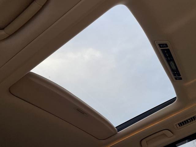 サンルーフ装備天窓としてご利用することもでき快適にドライブすることができます。