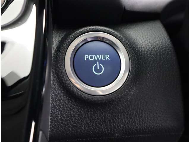 《エンジン始動パワースイッチ》エンジン起動はブレーキを踏みながらパワースイッチを押すだけです。カバンやポケットに携帯していればスマートキーを取り出す必要もないので便利ですね！