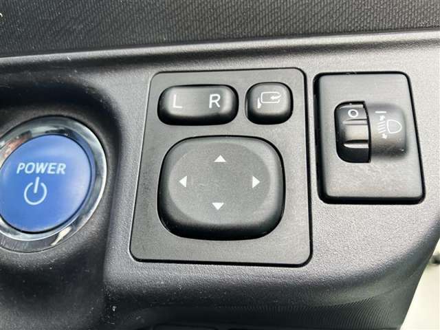 電動格納式ドアミラー付き。 狭い駐車場へ停めた時に、ボタン1つで左右のミラーをたたむ事ができます。