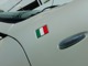 フロントフェンダーにはイタリア国旗が掲げられています。ただバッチを貼りつけるのではなく、バッチがぴったりと収まる様にフェンダーも専用品になっております。