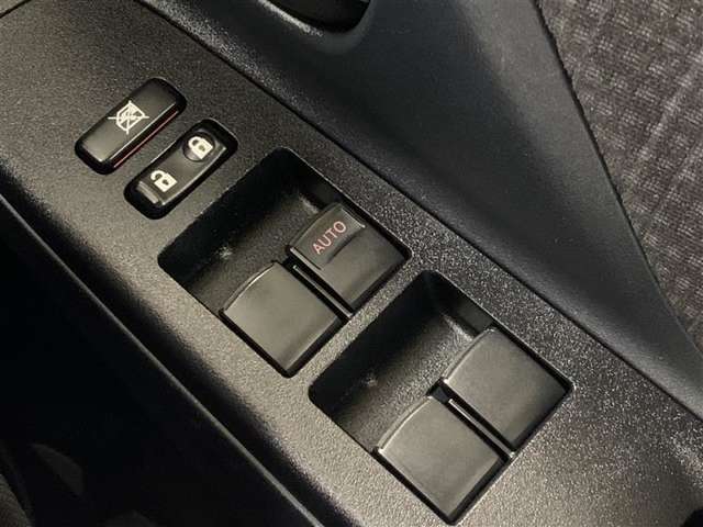 パワーウィンドウマスタースイッチです。車内の換気も運転席から簡単に行えます。