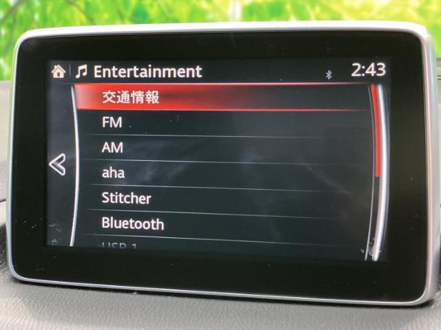 FM��AM���͂��߁ABluetooth�ȂǕ����̉�����I�ׂ郁�j���[��\���B��ʏ�ō��ڂ��m�F���₷���A���i�悭�g�����y�⃉�W�I��I��Ŋy���߂鑕���ł��B